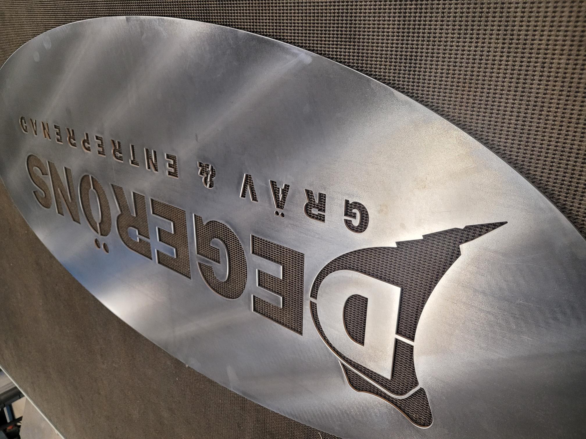 Vattenskärning av skylt