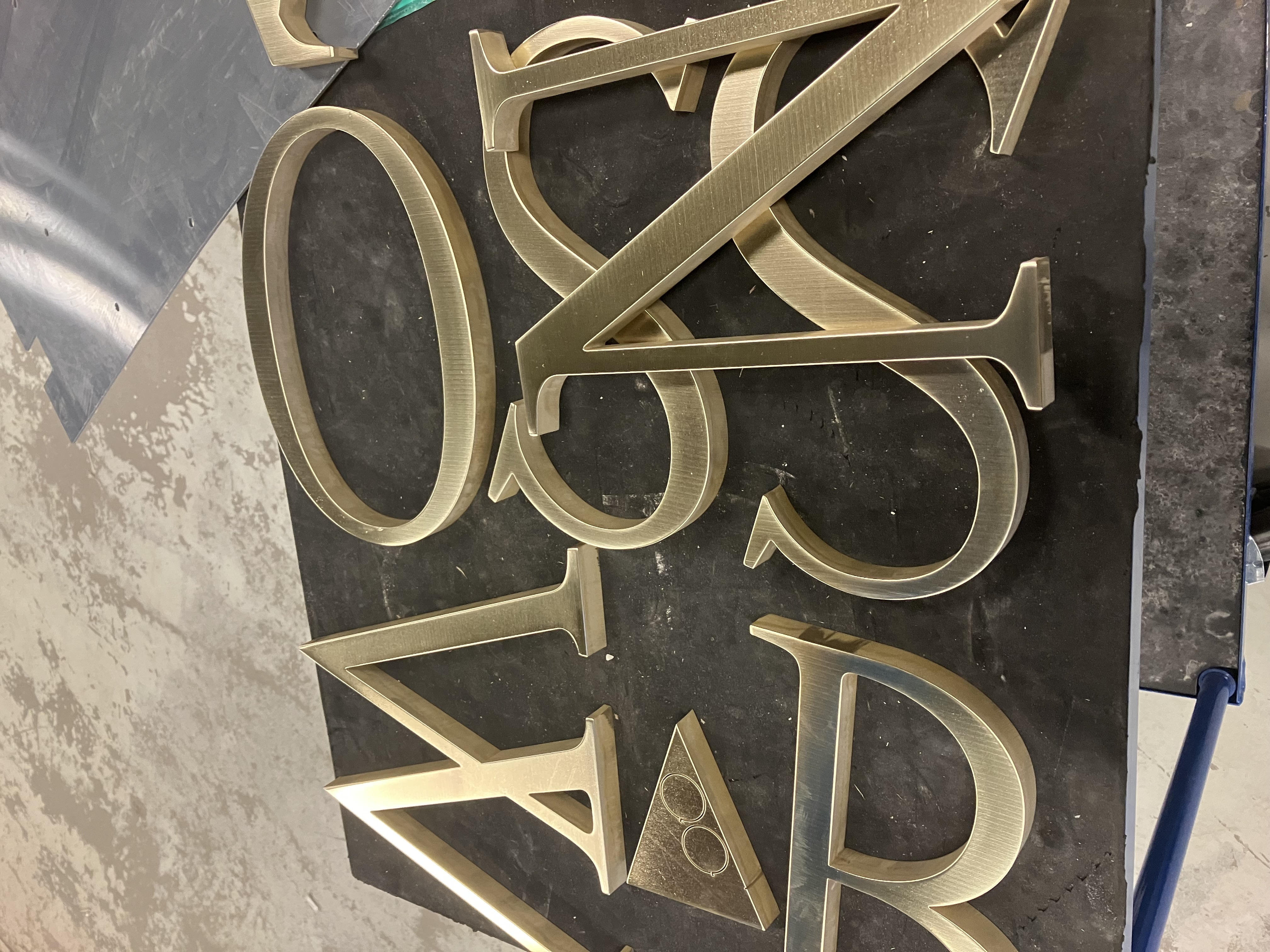 Vattenskärning bokstäver mässing